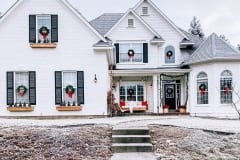 Christmas-farmhouse-exterior-design-and-interior-decor-ideas-24