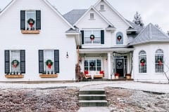 Christmas-farmhouse-exterior-design-and-interior-decor-ideas-42