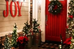 Christmas-farmhouse-exterior-design-and-interior-decor-ideas-48
