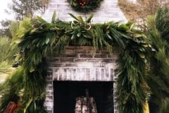 Christmas-farmhouse-exterior-design-and-interior-decor-ideas-51