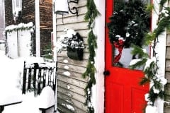 Christmas-farmhouse-exterior-design-and-interior-decor-ideas-63