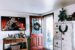 Christmas-farmhouse-exterior-design-and-interior-decor-ideas-65