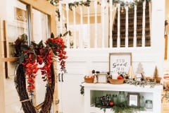 Christmas-farmhouse-exterior-design-and-interior-decor-ideas-7