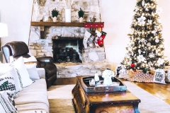 Christmas-farmhouse-exterior-design-and-interior-decor-ideas-71