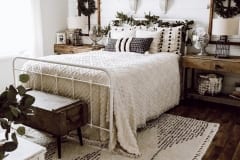 farmhouse-lovely-bedroom-decor-ideas-9